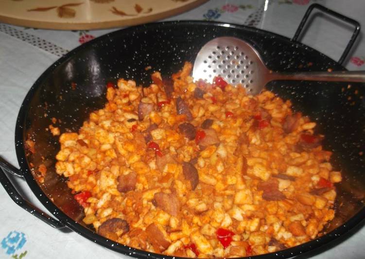 Migas con torreznos y chorizo
