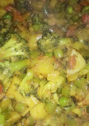 ब्रोकली मिक्स वेज (Broccoli mix veg recipe in Hindi) रेसिपी मुख्य फोटो