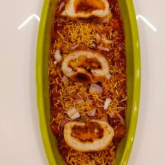 A picture of Ulta dabeli bread with dabeli gravy.