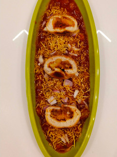 A picture of Ulta dabeli bread with dabeli gravy.