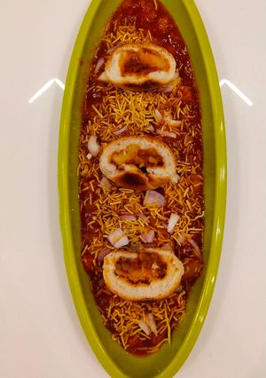 A picture of Ulta dabeli bread with dabeli gravy.