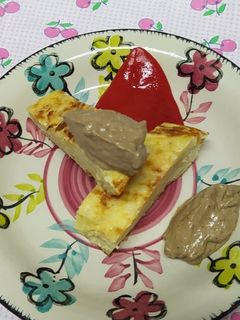Una foto de Aperitivo de tortilla con pimiento del piquillo y alioli de ajo negro