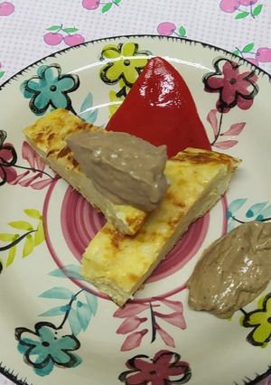 Una foto de Aperitivo de tortilla con pimiento del piquillo y alioli de ajo negro