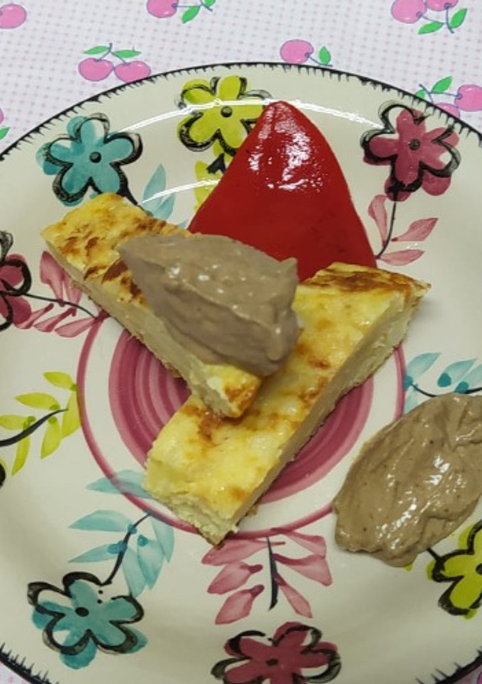 Una foto de Aperitivo de tortilla con pimiento del piquillo y alioli de ajo negro