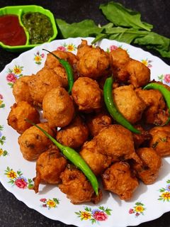 मूंग दाल के वड़े (moong dal ke vade recipe in Hindi) रेसिपी मुख्य फोटो