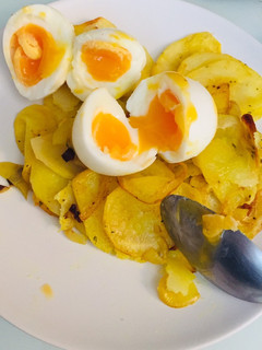 Una foto de Patatas con cebolla al horno y huevos (casi) hervidos