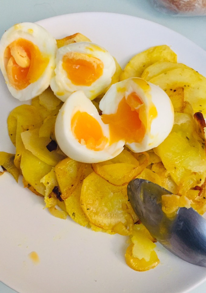 Una foto de Patatas con cebolla al horno y huevos (casi) hervidos