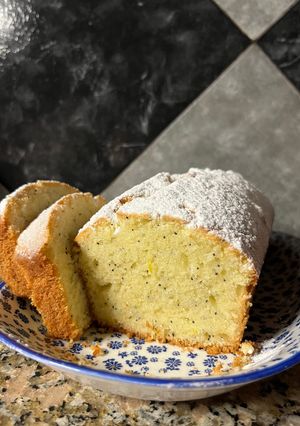 Una foto de Budín de limón con semillas de amapola
