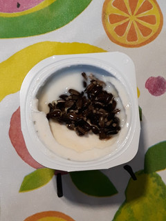 Una foto de Yogur de melocotón con semillas germinadas de cardo mariano
