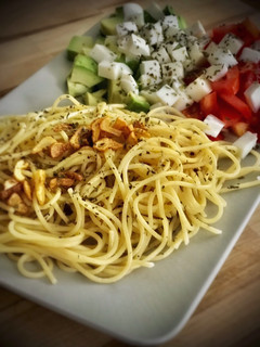 Una foto de Spaghetti alla caprese —a nuestra manera—