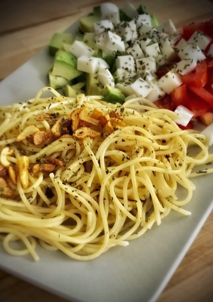 Una foto de Spaghetti alla caprese —a nuestra manera—