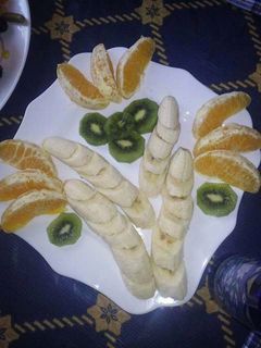 صورة لوصفة تزين بسيط للفواكه في الصحن 🍌🍊