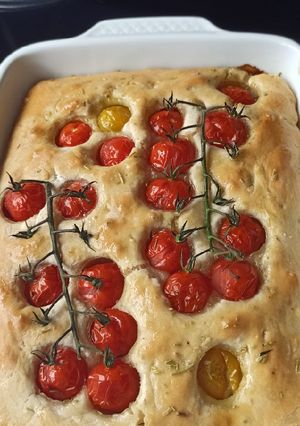 Une photo de Focaccia aux tomates cerises et romarin