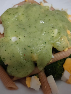 Una foto de Macarrones con huevo, brócoli y salsa de calabacín