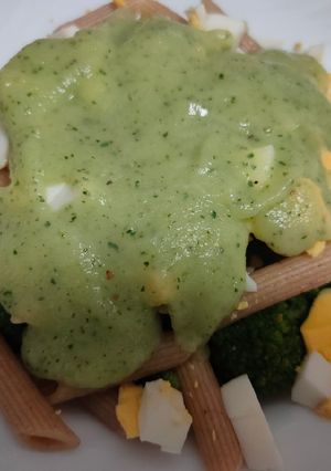 Una foto de Macarrones con huevo, brócoli y salsa de calabacín