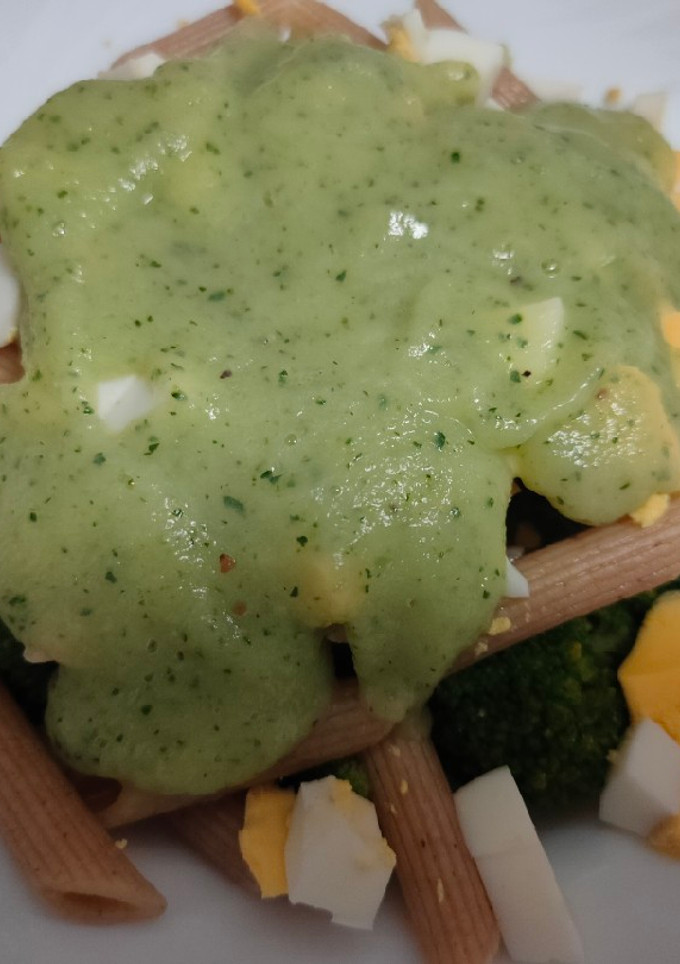 Una foto de Macarrones con huevo, brócoli y salsa de calabacín