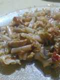 Guiso de macarrones de harina de arroz con gatuzo