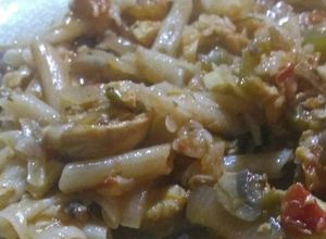 Una foto de Guiso de macarrones de harina de arroz con gatuzo