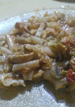Una foto de Guiso de macarrones de harina de arroz con gatuzo