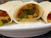 Una foto de burrito con pechuga de pollo