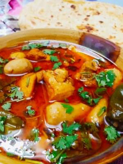 A picture of Arvi Gosht with chapati.