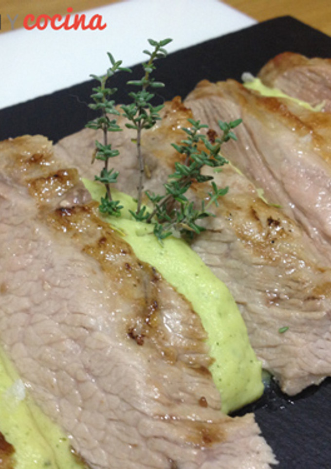 Una foto de Secreto ibérico con puré de calabacín