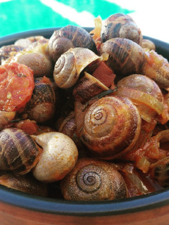 Una foto de Caracoles con tomate y cebolla 🐌