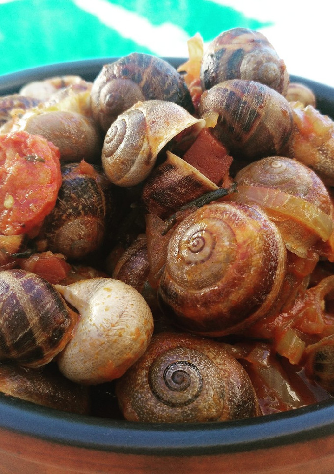 Una foto de Caracoles con tomate y cebolla 🐌