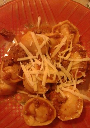 Una foto de Agnolotis con salsa bolognesa
