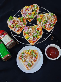 हार्ट शेप ब्रेड पिज़्ज़ा (Heart shape bread pizza recipe in hindi) रेसिपी मुख्य फोटो
