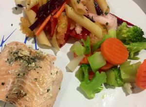 Una foto de Salmón con ensalada y verduritas