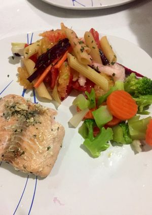Una foto de Salmón con ensalada y verduritas