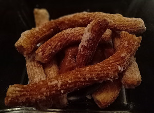 Una foto de Churros con azúcar flor y manjar