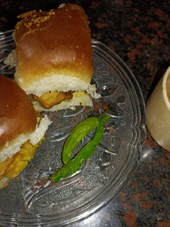 वड़ा पाव (vada pav recipe in Hindi) रेसिपी मुख्य फोटो