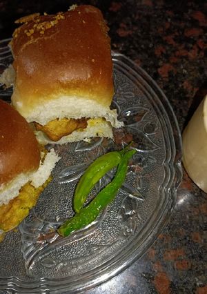 वड़ा पाव (vada pav recipe in Hindi) रेसिपी मुख्य फोटो