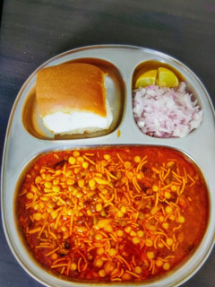મિસળ પાઉં(Misal pav recipe in Gujarati) રેસીપી મુખ્ય ફોટો