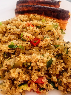 Una foto de Bowl de quinua con vegetales🥒🌶️🧅crocantes...!