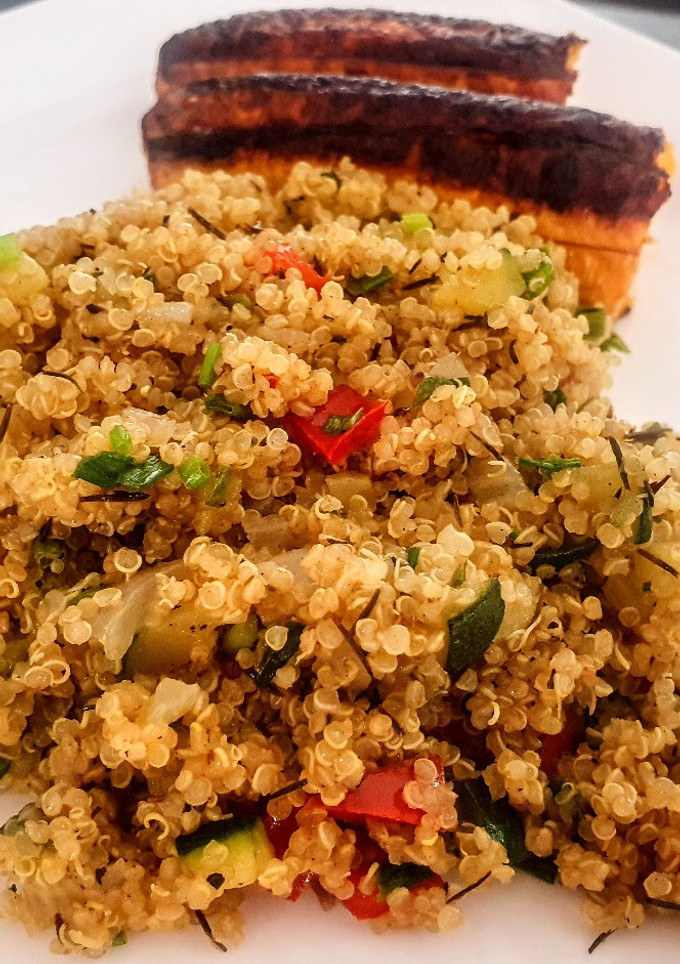 Una foto de Bowl de quinua con vegetales🥒🌶️🧅crocantes...!