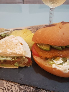Una foto de Duo de hamburguesas🍔 veganas de quinoa y calabaza🎃