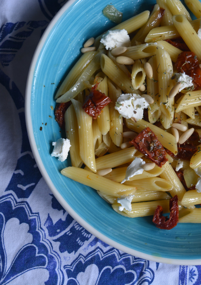 Una foto de Macarrones con queso fresco,  tomate seco y piñones