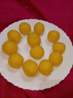 সুজি কেশর লাড্ডু (Soojir kesar ladoo recipe in Bengali) রেসিপির প্রধান ছবি
