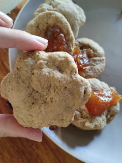 Una foto de Cookies vainilla y chips (sin huevo)
