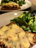 Überbackener Pilztoast mit Feldsalat