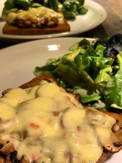 Überbackener Pilztoast mit Feldsalat Rezepthauptbild