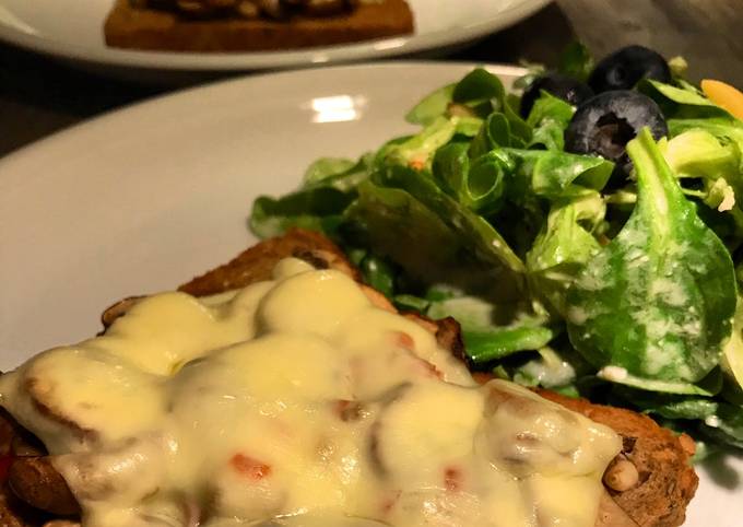 Überbackener Pilztoast mit Feldsalat Rezept von Woodenspoon4you - Cookpad