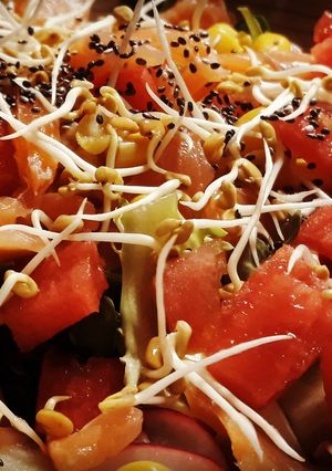 Una foto de Ensalada de salmón y sandía