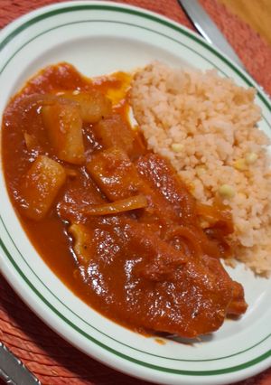 Una foto de Chuletas de cerdo al guajillo con papas