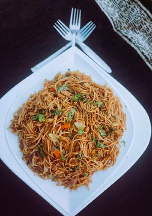 शेज़वान नूडल्स (Schezwan noodles recipe in Hindi) रेसिपी मुख्य फोटो