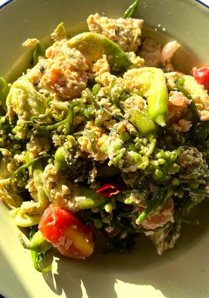 รูปของ ผัดดอกผักปลังดอกแคกับแหนมไข่🧄🌶️