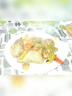 Una foto de Bondiola de cerdo con verduras al horno